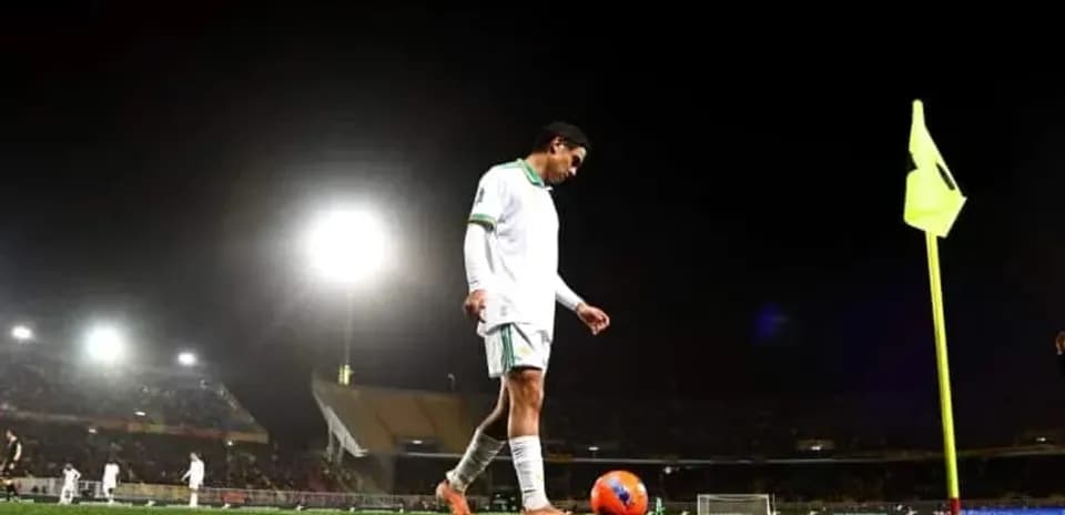 Joueur près du coin avec le ballon au stade