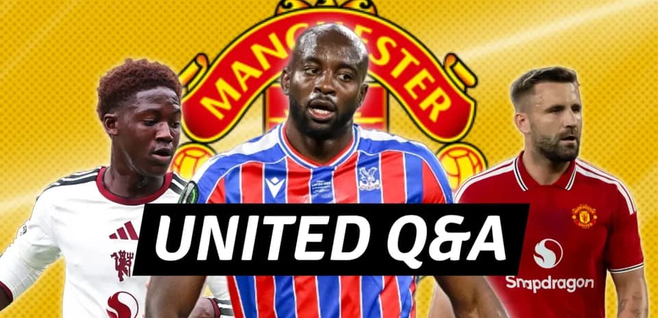 Trois joueurs de football avec logo de Manchester United