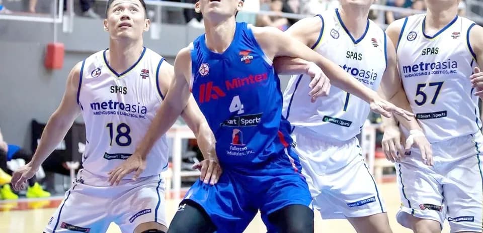 Joueurs de basket-ball se battant pour un rebond