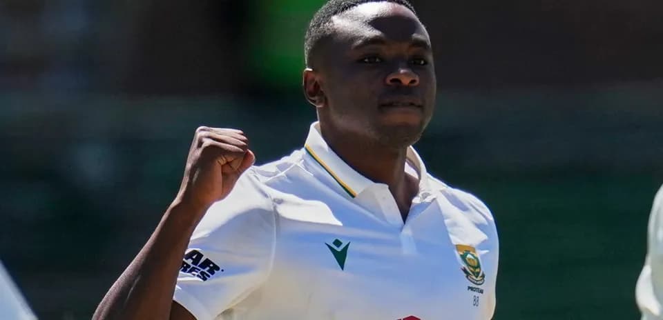Joueur de cricket célébrant une prise réussie