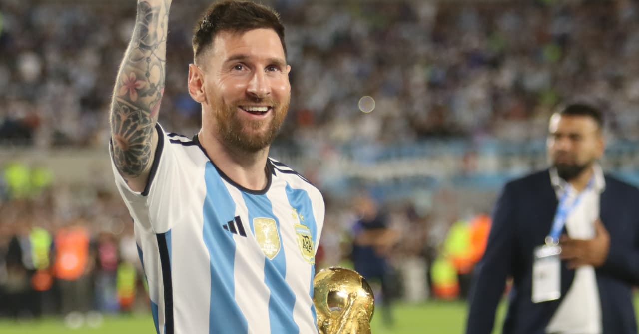 Joueur levant la coupe du monde sur le terrain