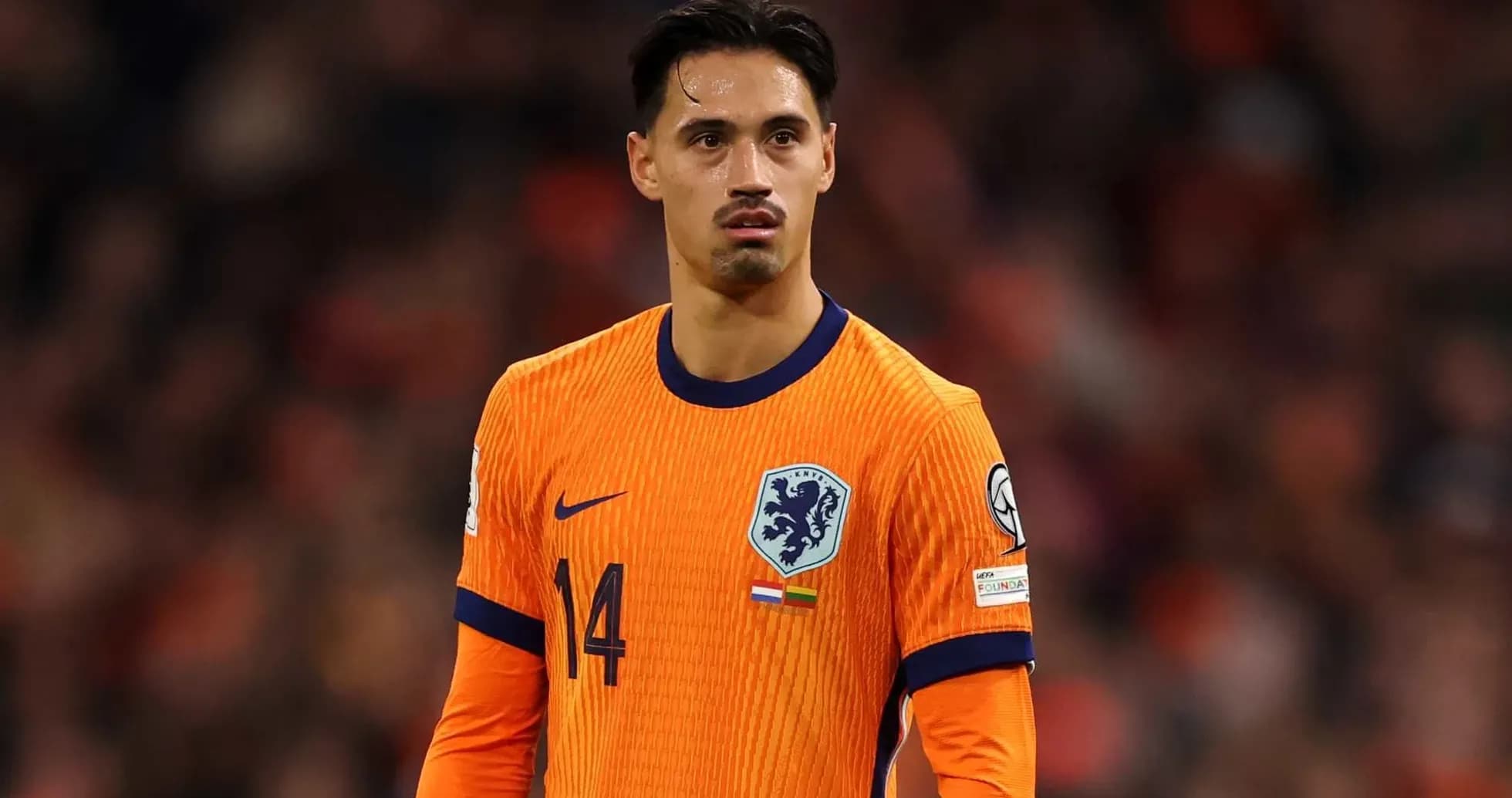 Joueur néerlandais en tenue orange sur le terrain