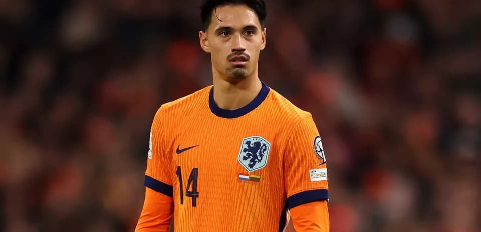 Joueur néerlandais en tenue orange sur le terrain