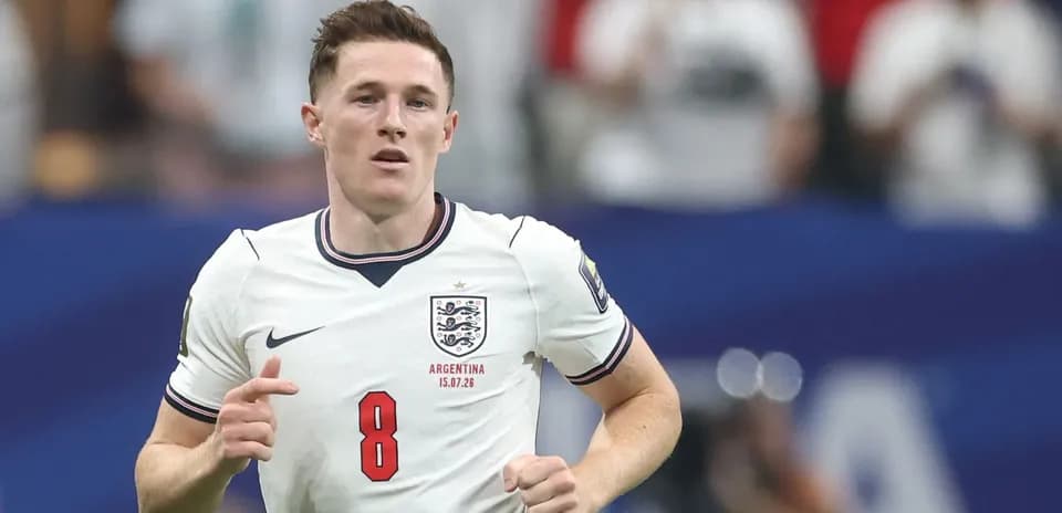 Joueur anglais courant sur le terrain de football