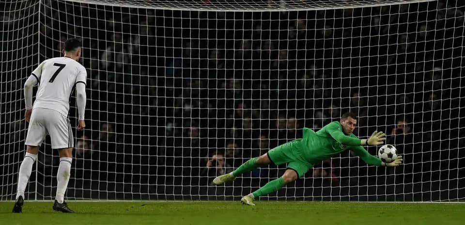 Gardien plongeant pour arrêter un penalty