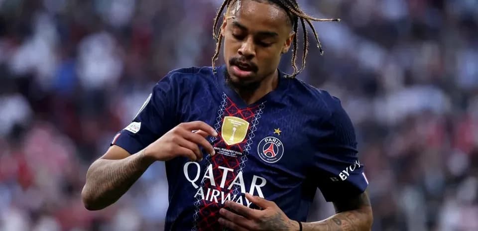 Joueur de PSG touchant son maillot pendant le match