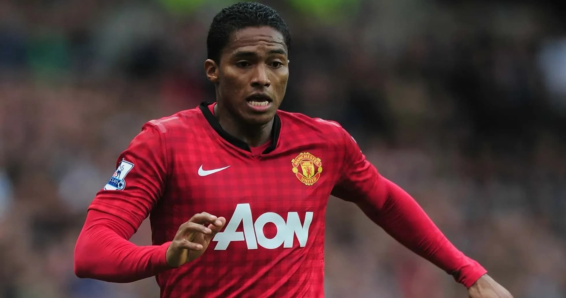 Joueur de Manchester United courant sur le terrain