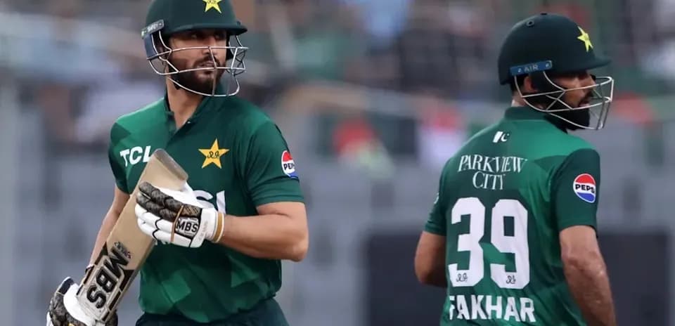 Joueurs de cricket pakistanais courant sur le terrain