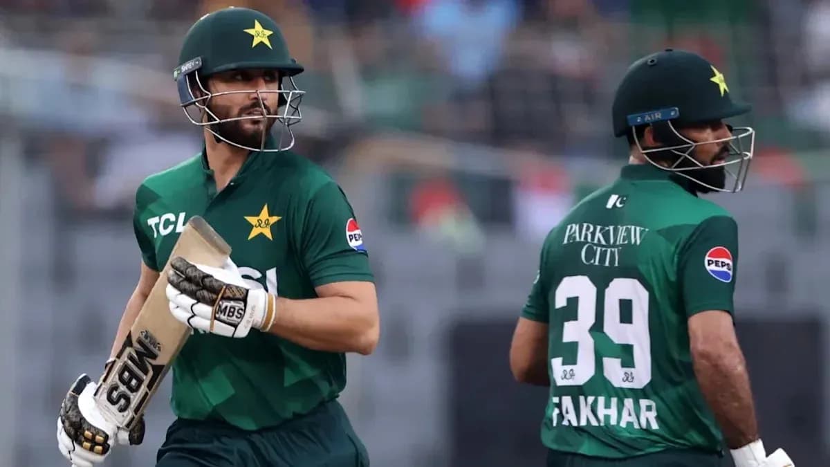 Joueurs de cricket pakistanais courant sur le terrain