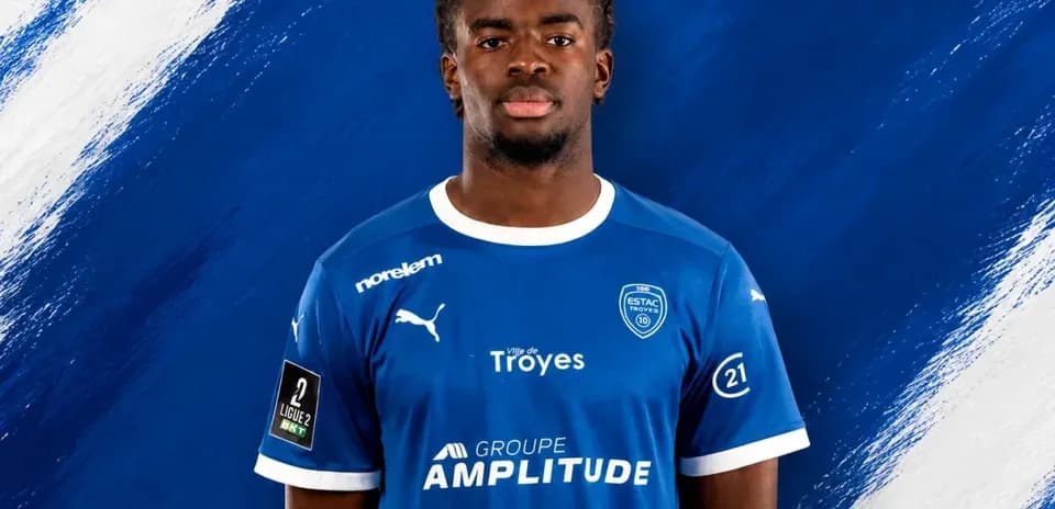 Joueur en maillot bleu de l'ESTAC Troyes