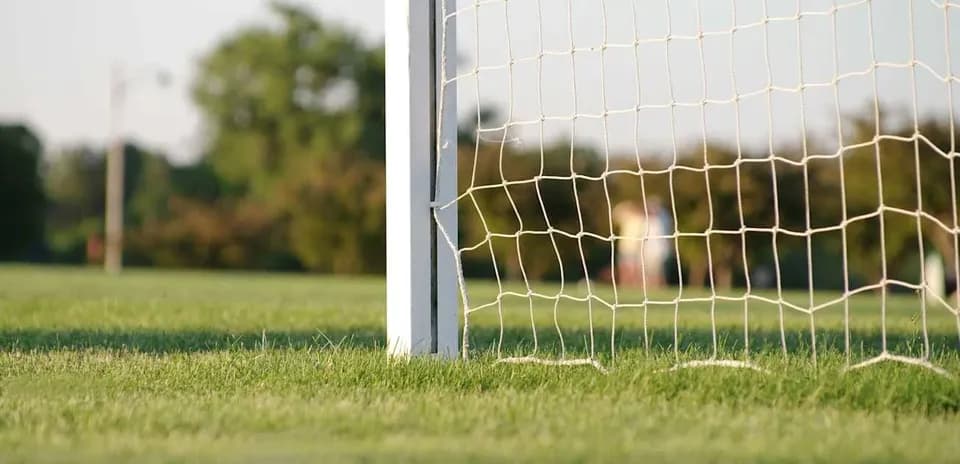 Filet de but de football sur terrain vert