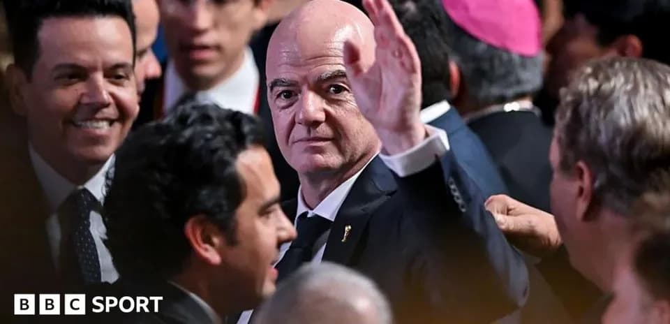 Gianni Infantino saluant lors d'un événement