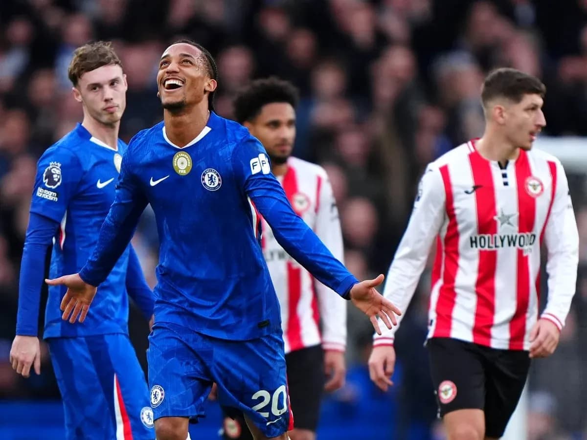 Joueur de Chelsea célébrant un but contre Brentford Joueur de Chelsea célébrant un but contre Brentford