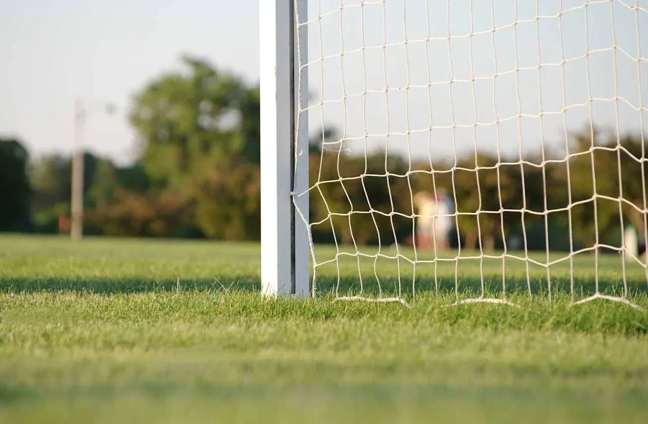 But de football avec filet sur un terrain