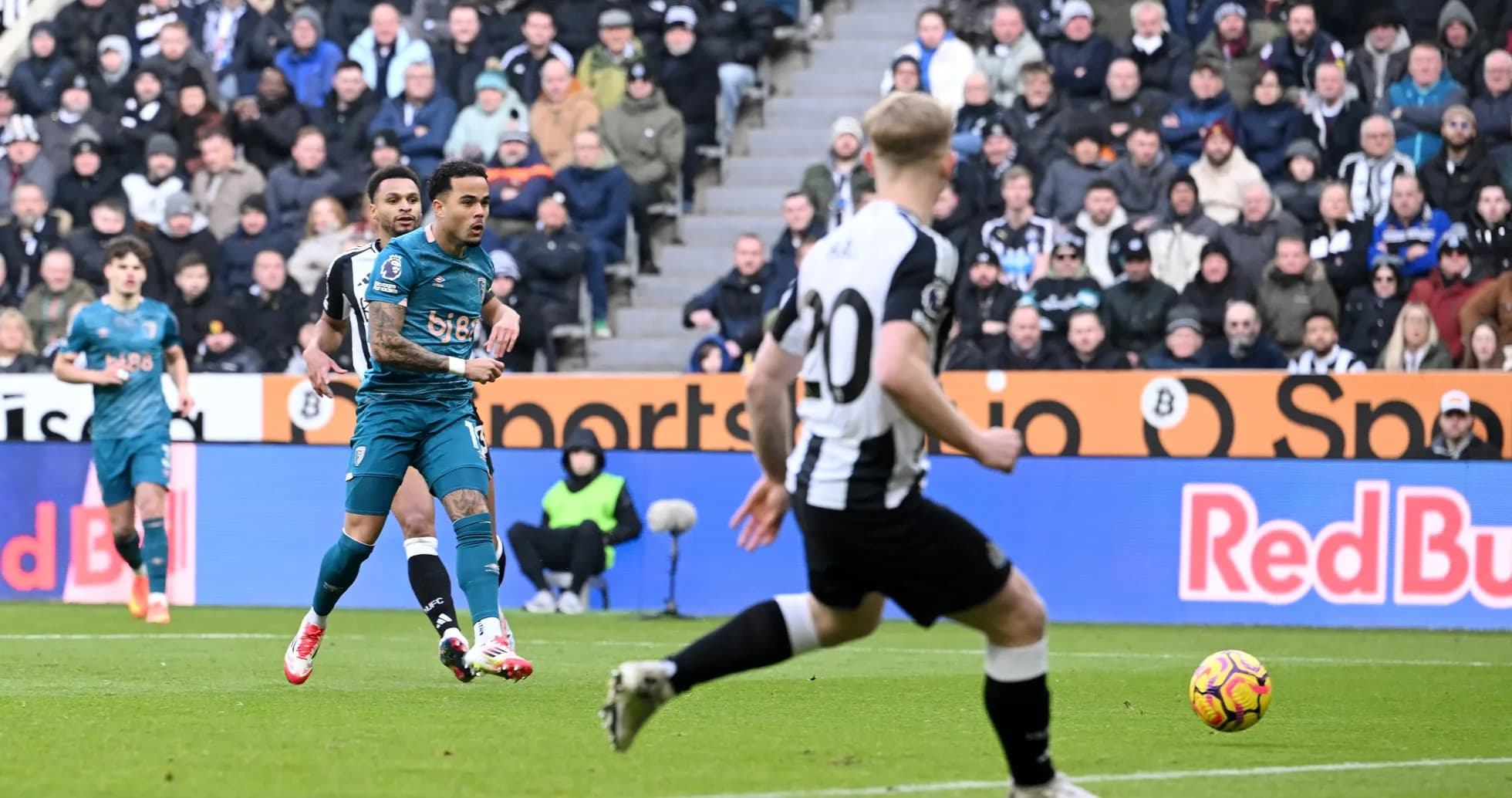 Joueurs en action lors du match Newcastle-Bournemouth