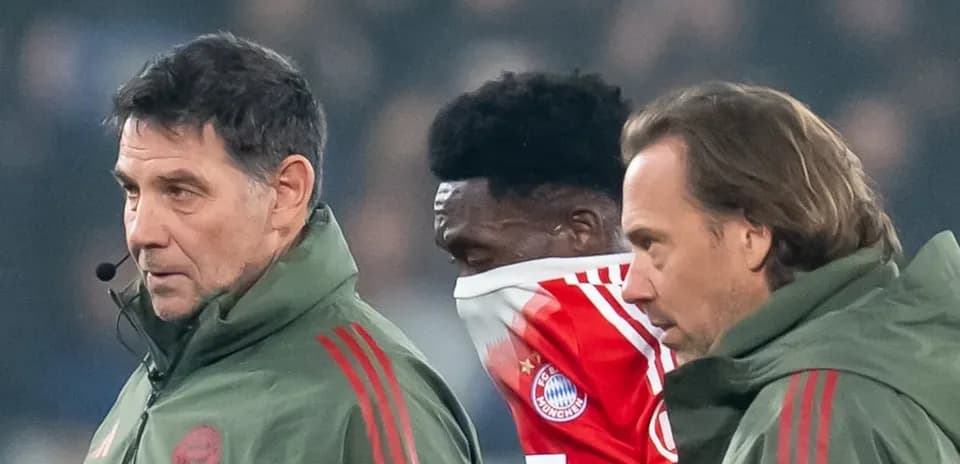 Trois membres du staff de Bayern Munich sur le terrain