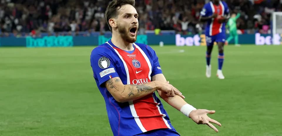 Joueur du PSG célébrant un but sur le terrain