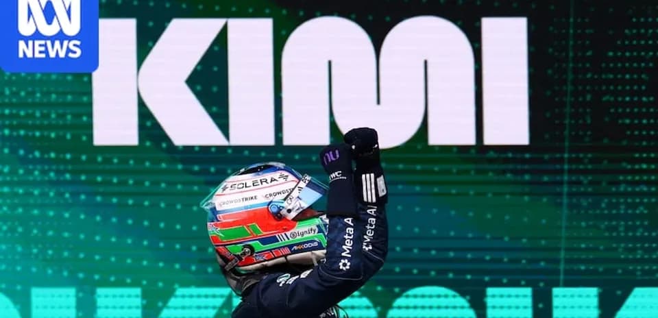 Pilote célébrant avec le poing levé sur podium