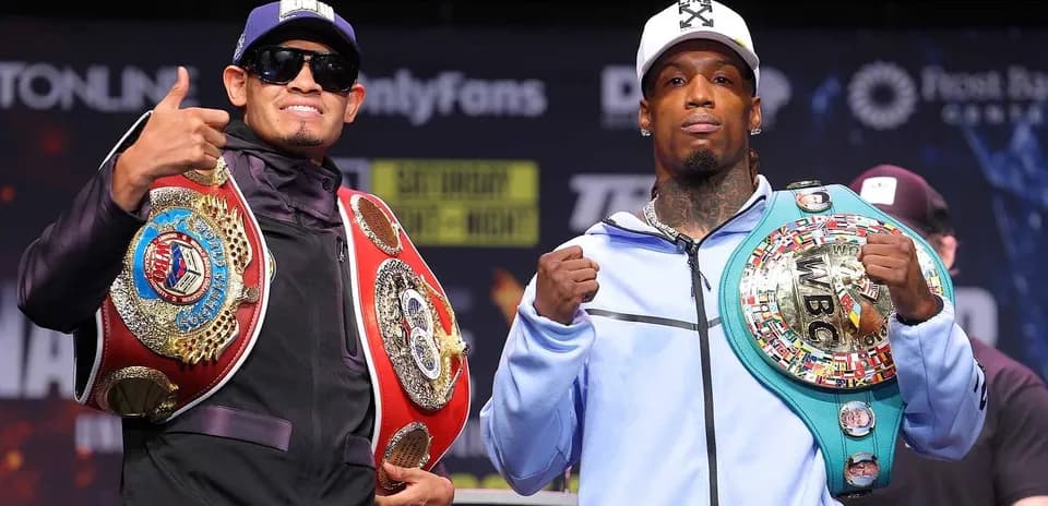 Deux boxeurs posant avec leurs ceintures de champion