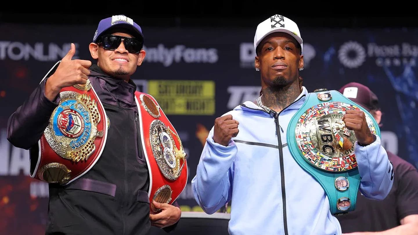 Deux boxeurs posant avec leurs ceintures de champion