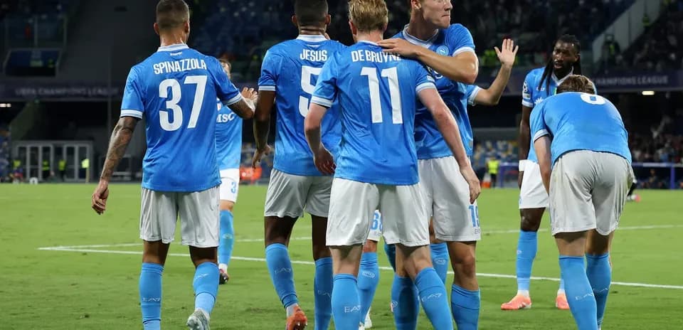 Joueurs du Napoli célèbrent un but ensemble
