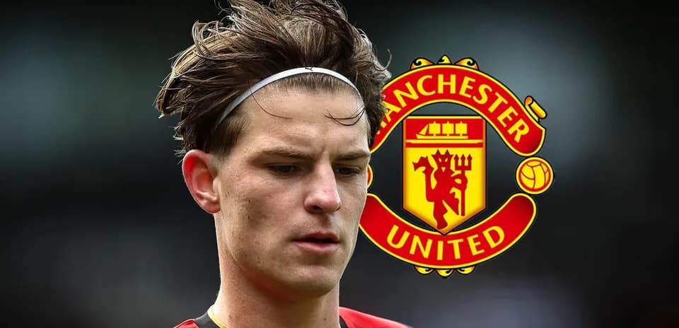 Joueur en maillot rouge et noir avec logo Manchester United