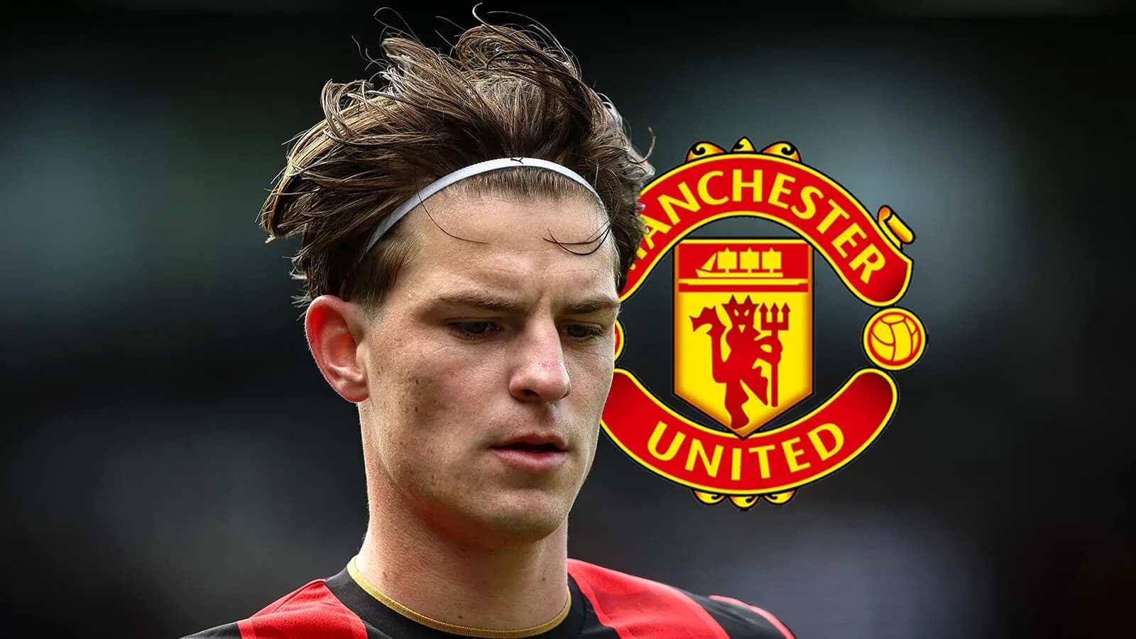 Joueur en maillot rouge et noir avec logo Manchester United