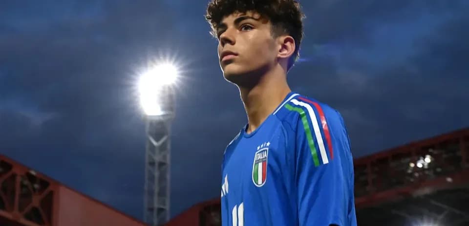 Joueur en tenue italienne sous les projecteurs