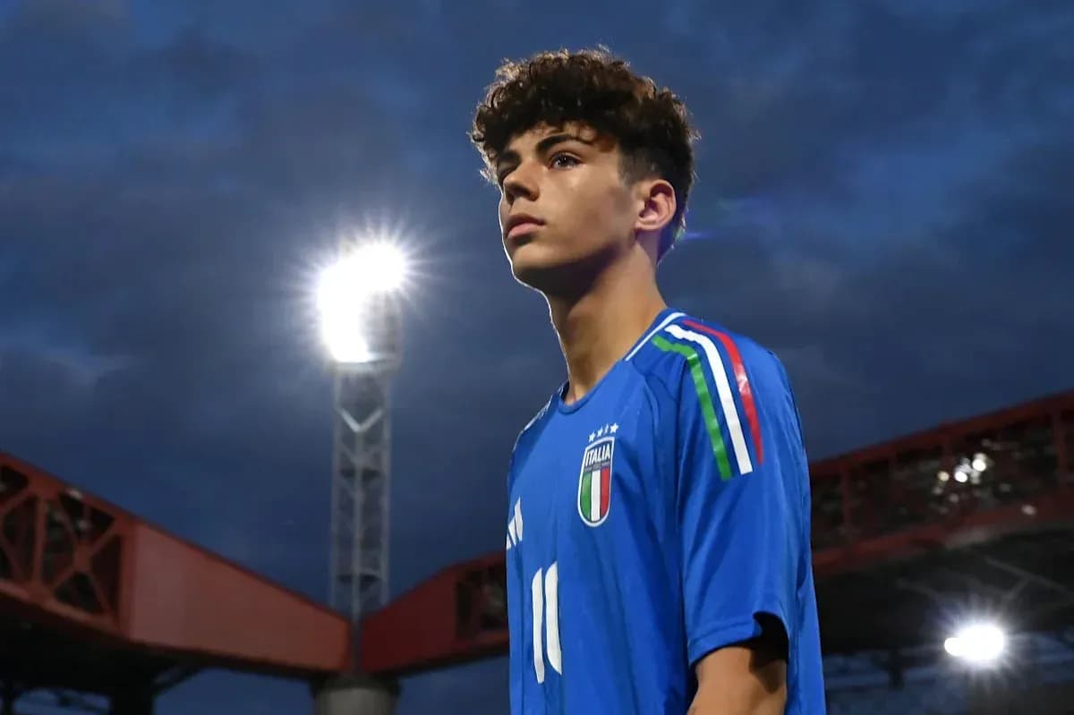 Joueur en tenue italienne sous les projecteurs