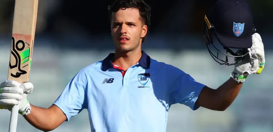 Joueur de cricket levant sa batte après un score