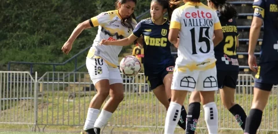 Deux joueuses de football en action