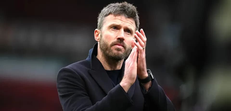 Entraîneur applaudissant après un match