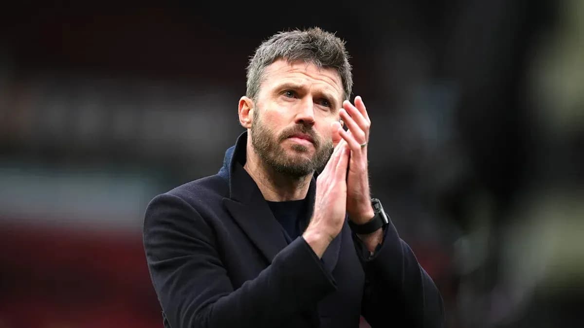 Entraîneur applaudissant après un match