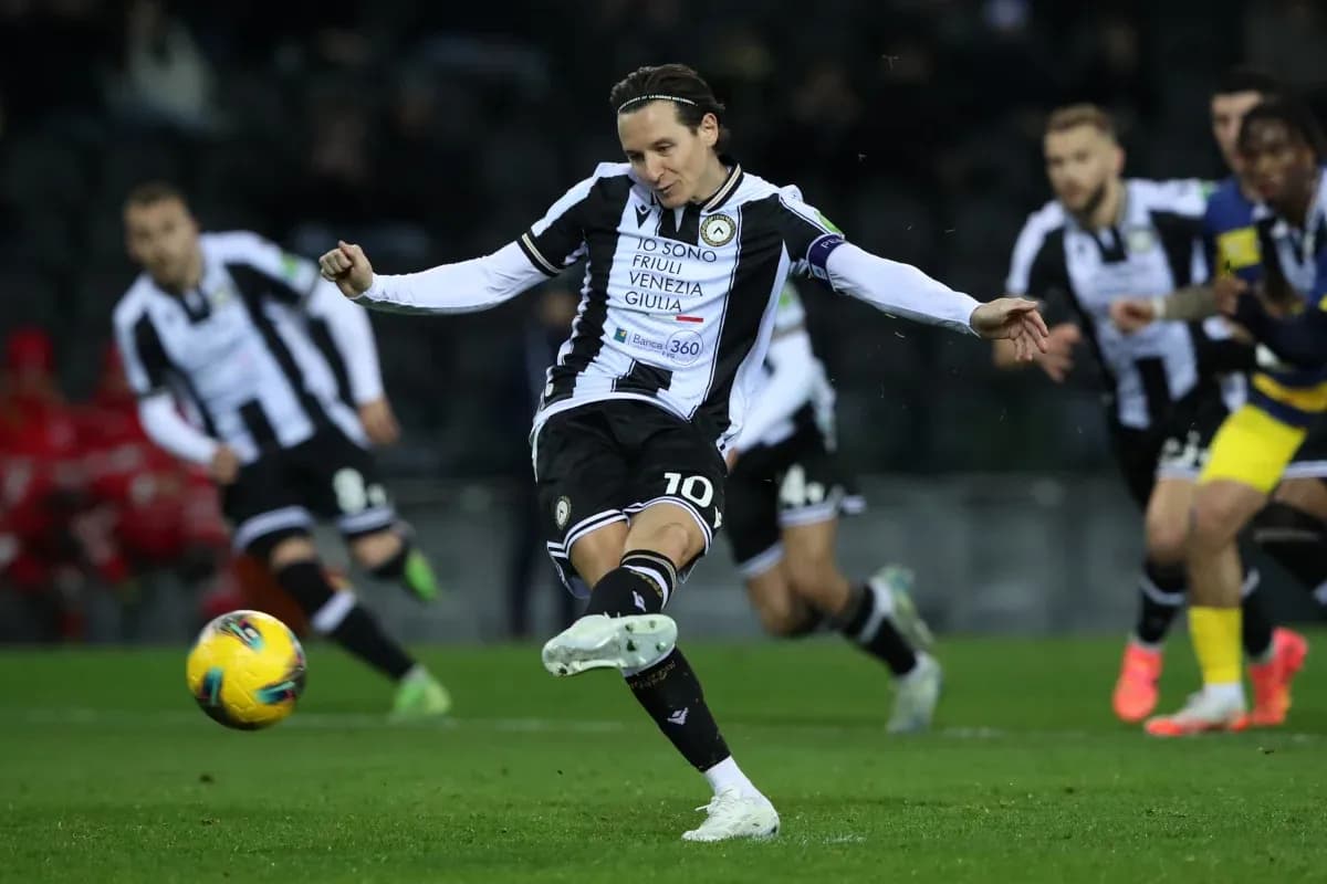 Joueur d'Udinese tirant au but