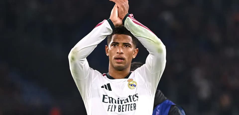 Joueur du Real Madrid applaudit après le match