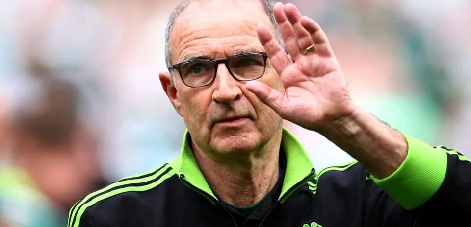 Entraîneur saluant les supporters sur le terrain