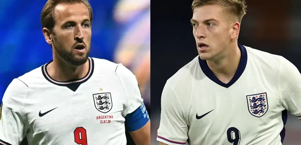 Deux joueurs anglais portant des maillots de l'équipe nationale