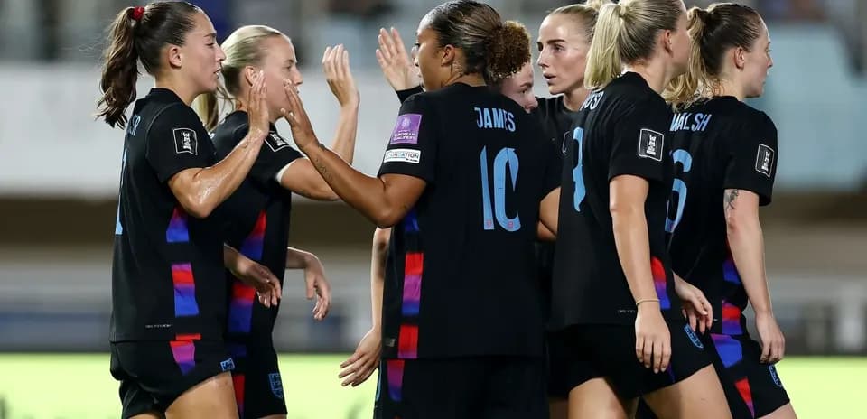 Joueuses de l'équipe anglaise célébrant un but