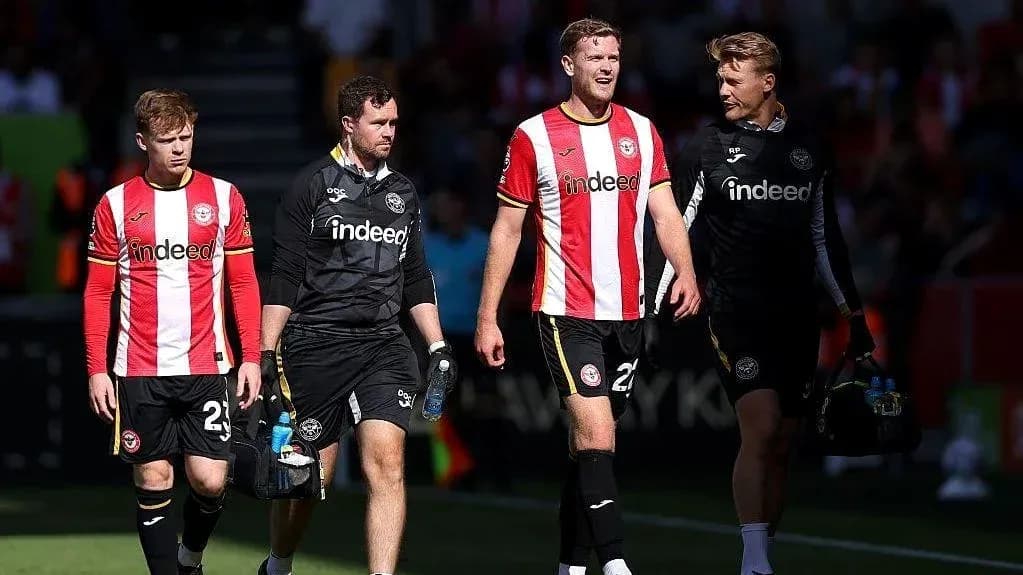 Joueurs et staff de Brentford quittant le terrain Joueurs et staff de Brentford quittant le terrain