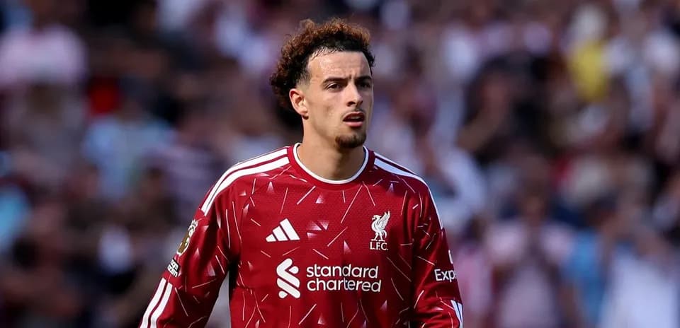Joueur de Liverpool en maillot rouge sur le terrain