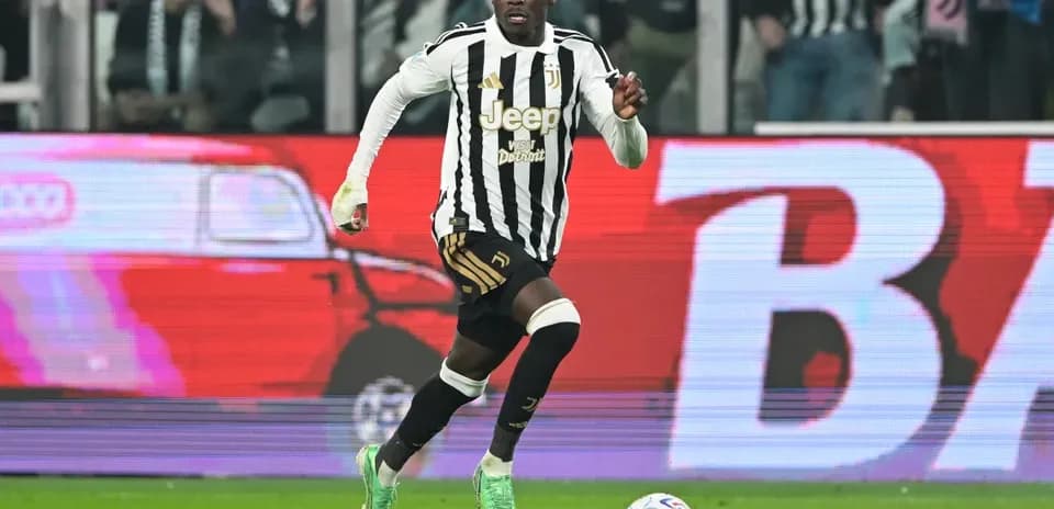Joueur de la Juventus courant avec le ballon