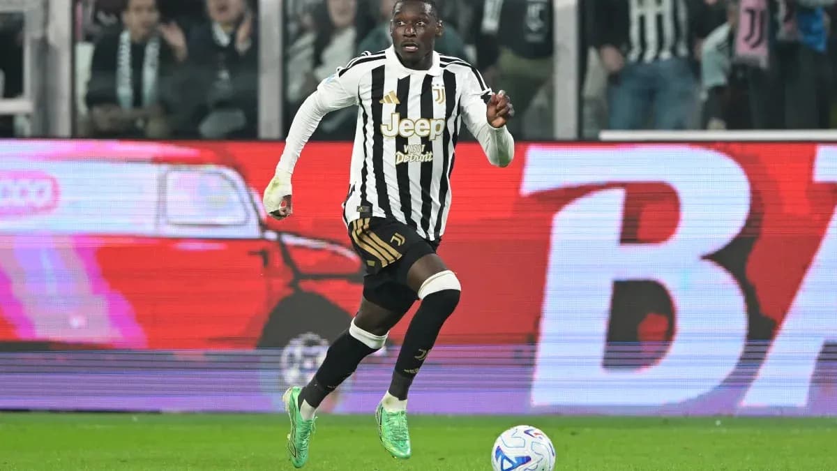 Joueur de la Juventus courant avec le ballon