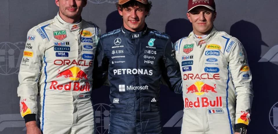 Trois pilotes posant sur le podium après la course