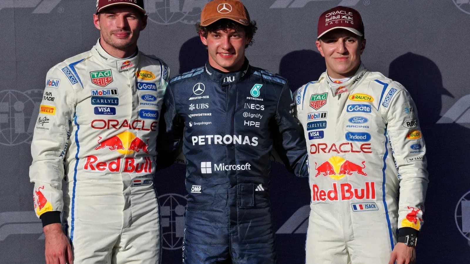 Trois pilotes posant sur le podium après la course