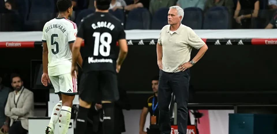 Joueur Bellingham et entraîneur observant le match