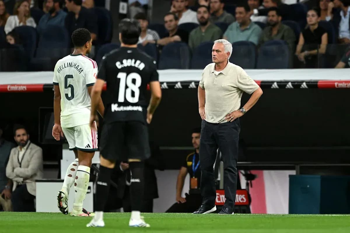 Joueur Bellingham et entraîneur observant le match