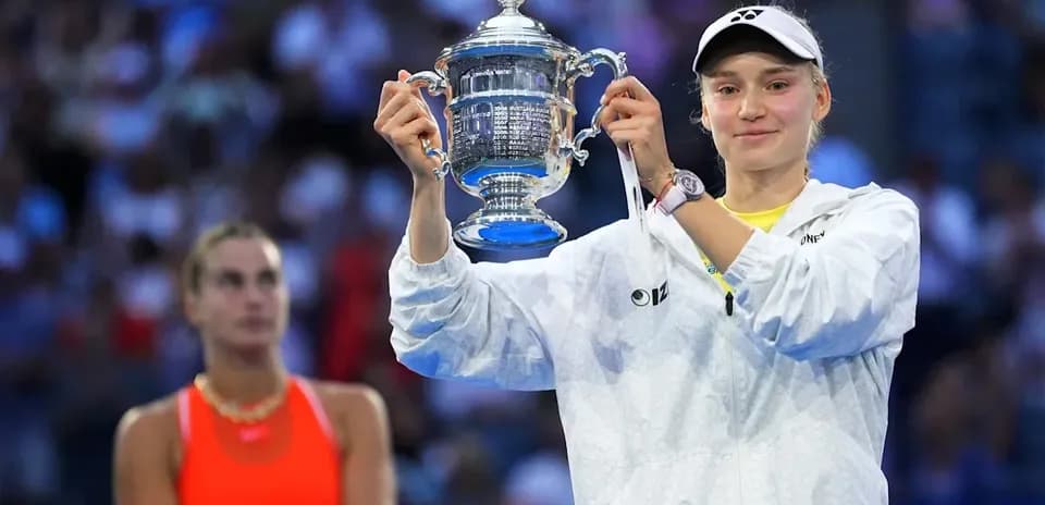 Joueuse tenant le trophée après une victoire