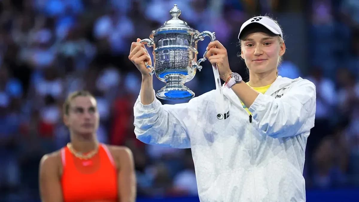 Joueuse tenant le trophée après une victoire