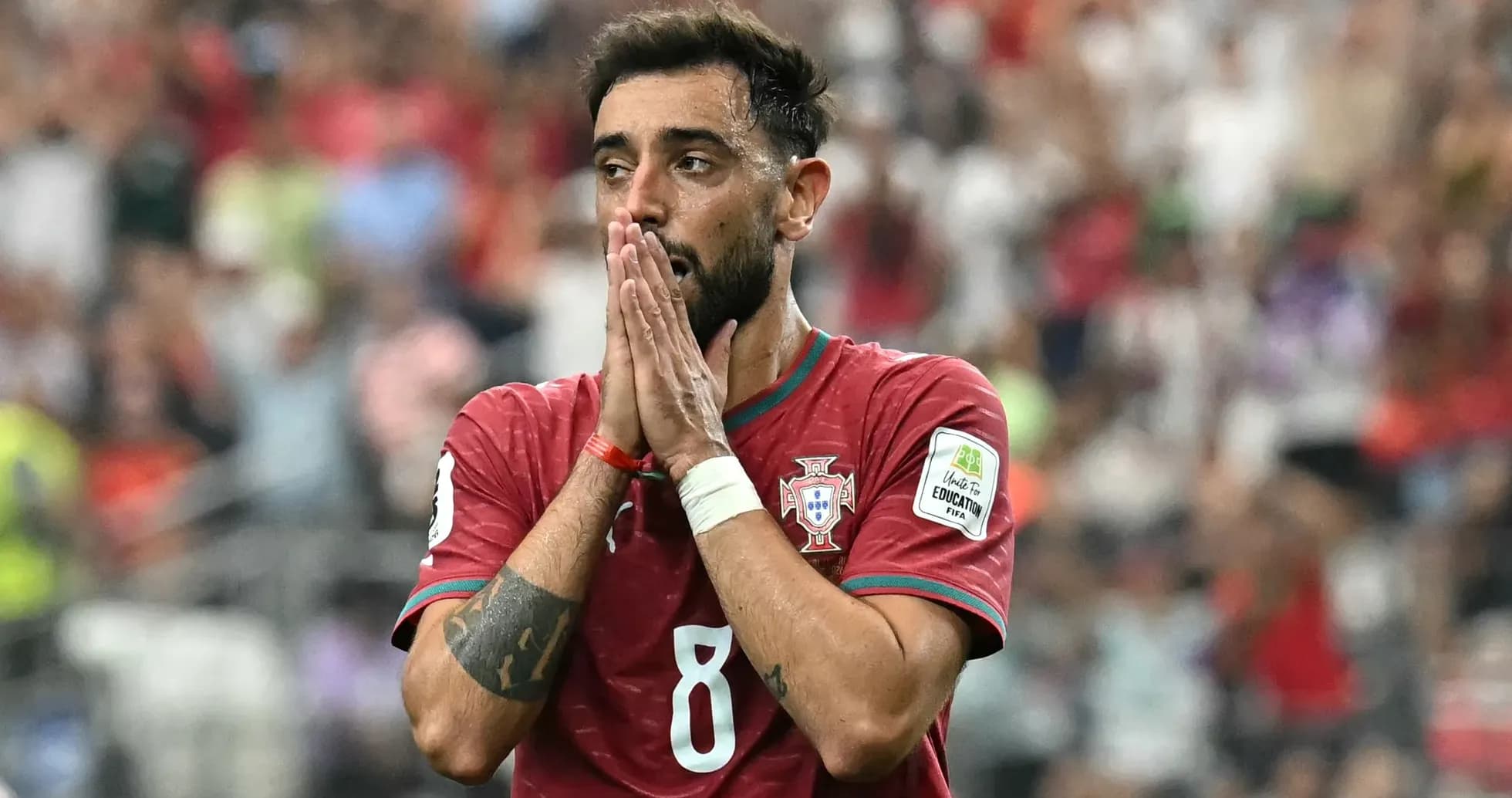Joueur portugais se tenant les mains au visage