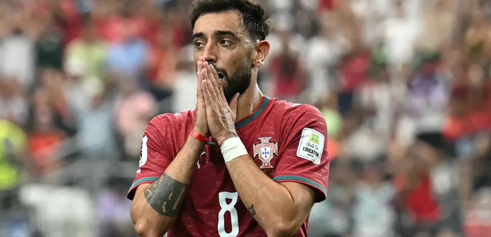 Joueur portugais se tenant les mains au visage